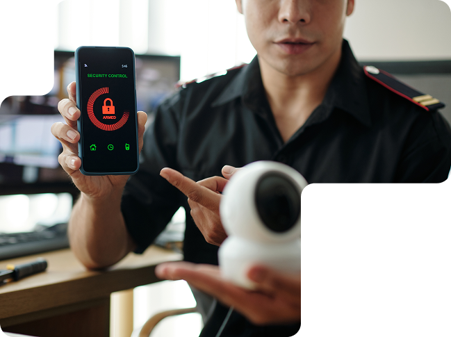 Técnico de segurança a apresentar a aplicação de controlo no telemóvel