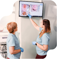 Saúde - Profissionais de saúde usando display médico