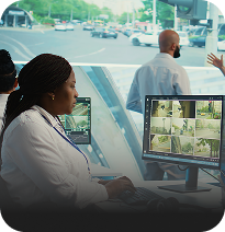Especialista a monitorizar ecrãs de videovigilância.
